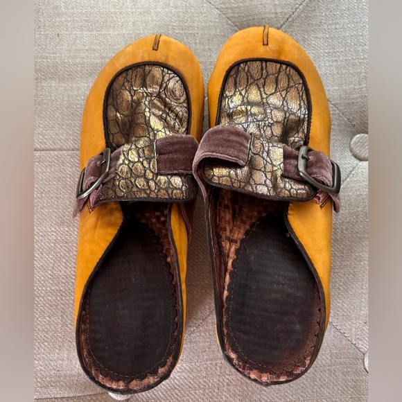 Kenzie Gold Leather Buckle Clog Mules with Metallic AccentSize 6.5 - Picture 2 of 10